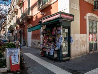 ...imbocchiamo via Sparano. Qui, ad angolo con via Piccinni, si trova il chiosco centenario gestito dalla 55enne Maria Genchi, pi� stretto e piccolo rispetto a quelli incontrati sinora